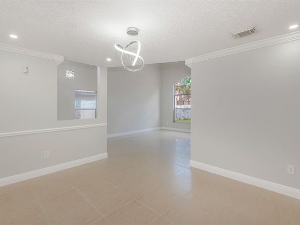 1040 NW 191st Ave, Pembroke Pines FL 33029