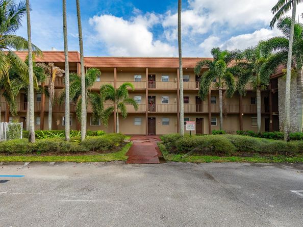 120 Sparrow Drive 314, Royal Palm Beach FL 33411