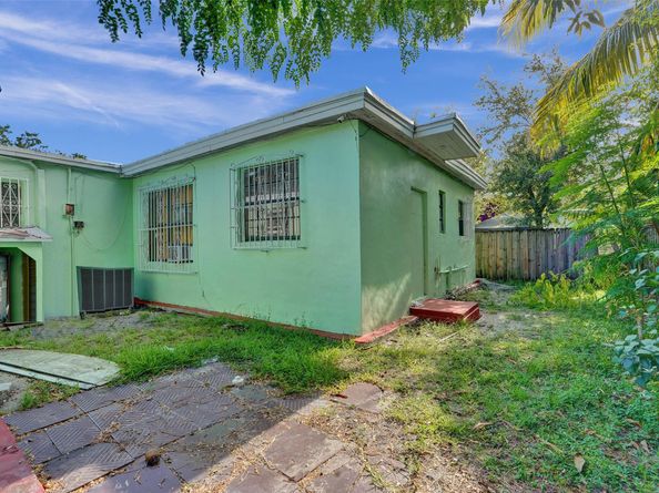 57 NW 68th St, Miami FL 33150