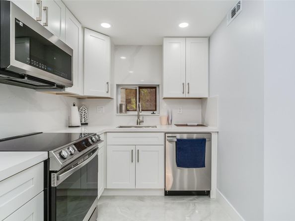 9523 S Hollybrook Lake Dr 102, Pembroke Pines FL 33025