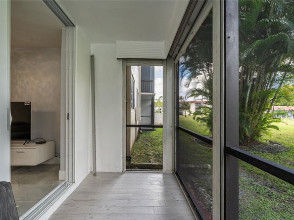 9523 S Hollybrook Lake Dr 102, Pembroke Pines FL 33025