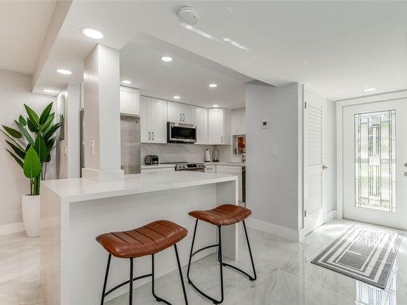 9523 S Hollybrook Lake Dr 102, Pembroke Pines FL 33025