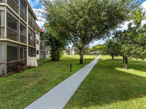 9523 S Hollybrook Lake Dr 102, Pembroke Pines FL 33025