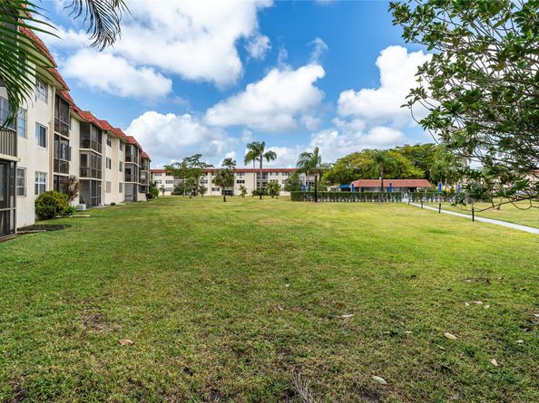 9523 S Hollybrook Lake Dr 102, Pembroke Pines FL 33025