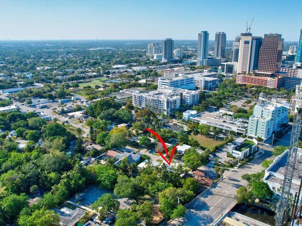 216 SE 10th St, Fort Lauderdale FL 33316