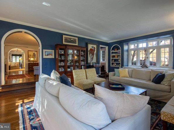 8401 Saint Martins Lane, Philadelphia PA 19118