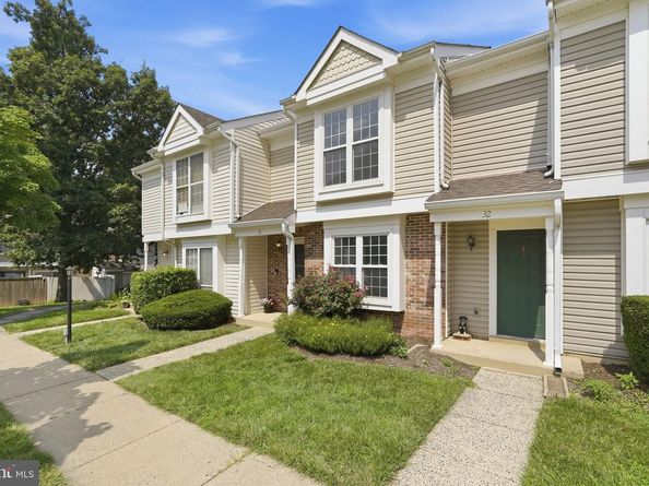 31 Essex Square, Sterling VA 20164