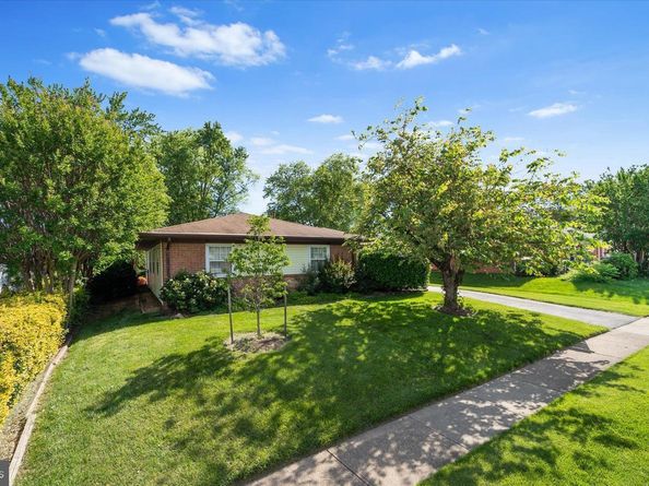 210 W Beech Road, Sterling VA 20164