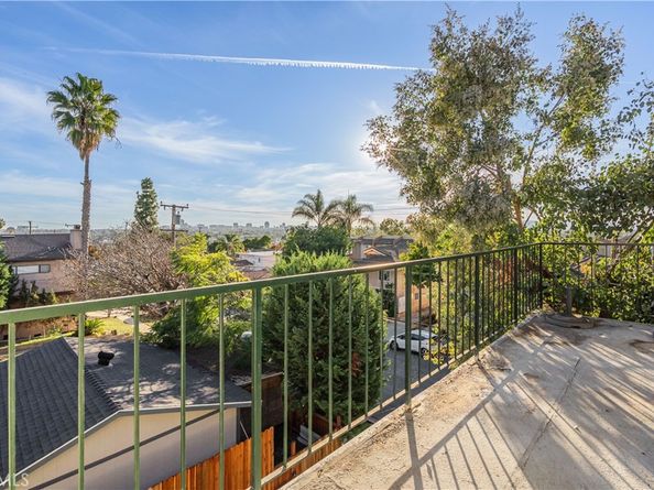 2264 Rose Avenue, Signal Hill CA 90755