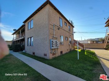 1543 W 105th Street