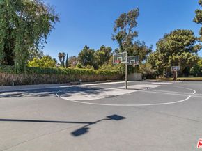 420 S Barrington Avenue PH302, Los Angeles CA 90049