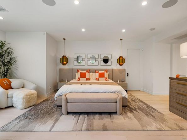 6887 Avenida Andorra, La Jolla CA 92037