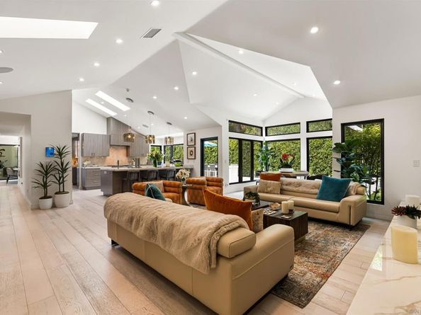 6887 Avenida Andorra, La Jolla CA 92037