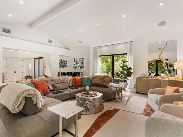 6887 Avenida Andorra, La Jolla CA 92037