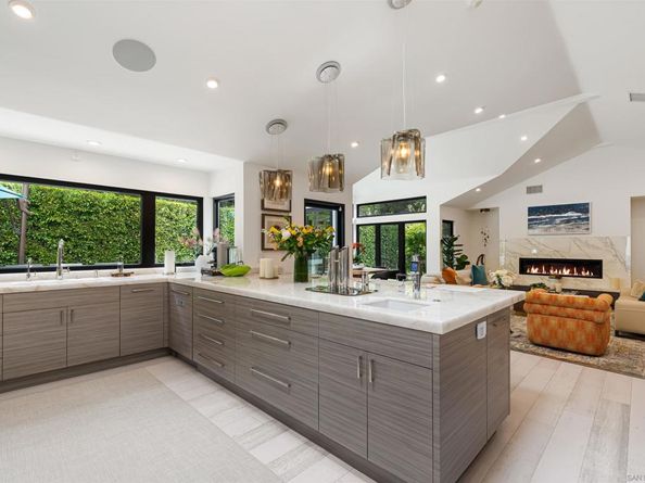 6887 Avenida Andorra, La Jolla CA 92037