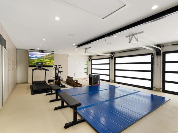 6887 Avenida Andorra, La Jolla CA 92037