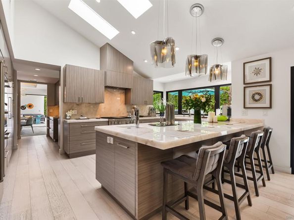 6887 Avenida Andorra, La Jolla CA 92037