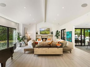 6887 Avenida Andorra, La Jolla CA 92037