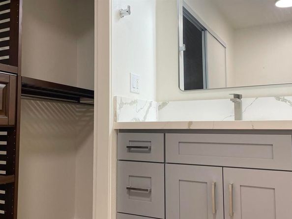 3266 Ashford St M, San Diego CA 92111