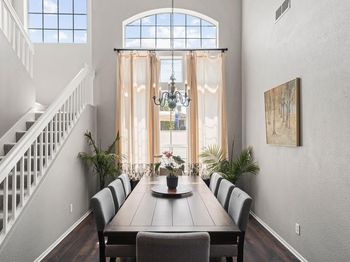 1593 Avenida Guillermo