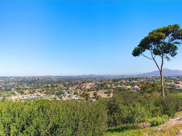 363 Surrey Dr, Bonita CA 91902