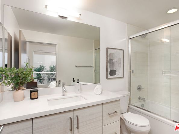 6067 W Studio Court, Los Angeles CA 90038