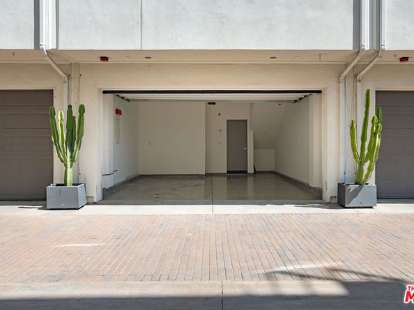 6067 W Studio Court, Los Angeles CA 90038