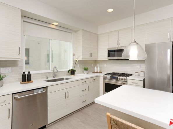 6067 W Studio Court, Los Angeles CA 90038