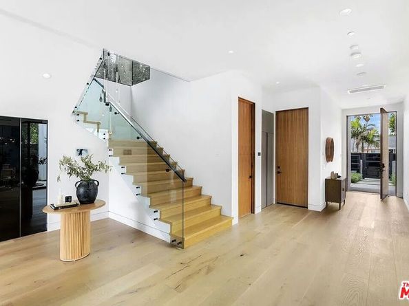 14657 Addison Street, Sherman Oaks CA 91403