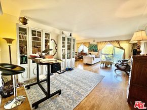622 S Barrington Avenue 408, Los Angeles CA 90049