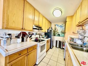 622 S Barrington Avenue 408, Los Angeles CA 90049