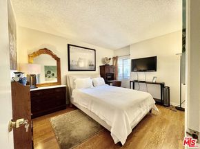 622 S Barrington Avenue 408, Los Angeles CA 90049