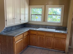 250 W 49th Street 2, Los Angeles CA 90037