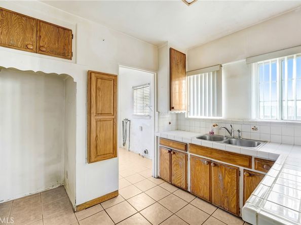 1045 Hyde Park Blvd, Inglewood CA 90302