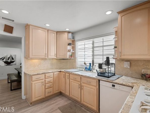 22041 Kinzie Street, Chatsworth (los Angeles) CA 91311