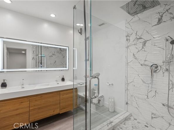 22041 Kinzie Street, Chatsworth (los Angeles) CA 91311
