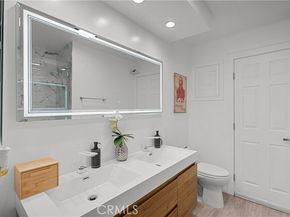 22041 Kinzie Street, Chatsworth (los Angeles) CA 91311