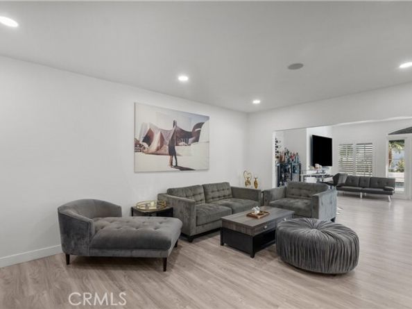 22041 Kinzie Street, Chatsworth (los Angeles) CA 91311