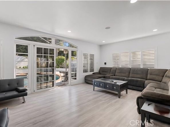 22041 Kinzie Street, Chatsworth (los Angeles) CA 91311