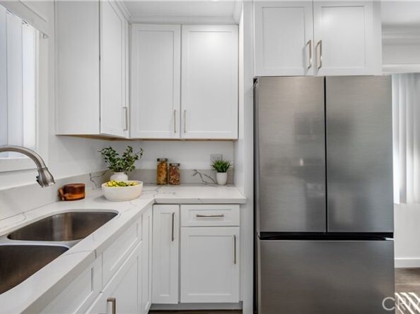 18025 Victory Boulevard, Reseda (los Angeles) CA 91335
