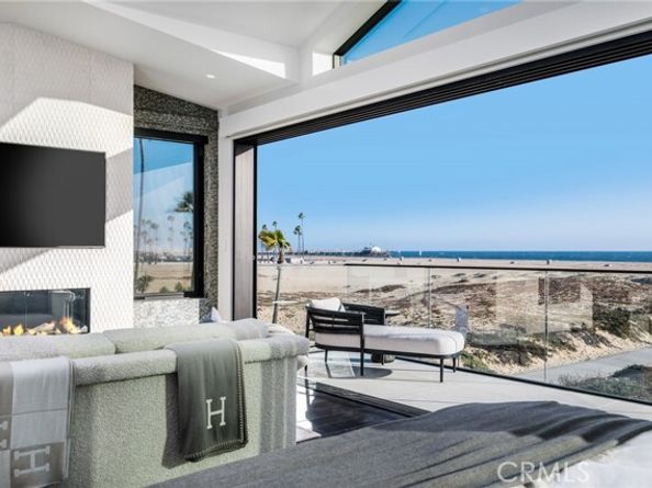 218 E Oceanfront, Newport Beach CA 92661