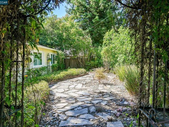 16 Stanley Ct, Lafayette CA 94595