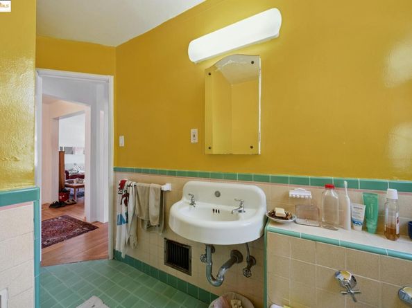 1033 Walker Ave, Oakland CA 94610
