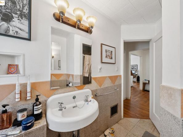 1033 Walker Ave, Oakland CA 94610