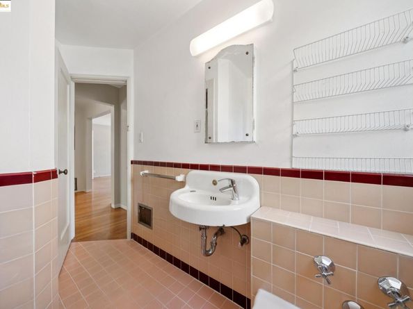 1033 Walker Ave, Oakland CA 94610