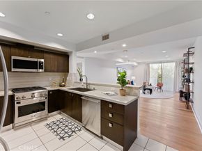 118 N Kings Rd 201, Los Angeles CA 90048