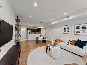 118 N Kings Rd 201, Los Angeles CA 90048