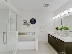 118 N Kings Rd 201, Los Angeles CA 90048