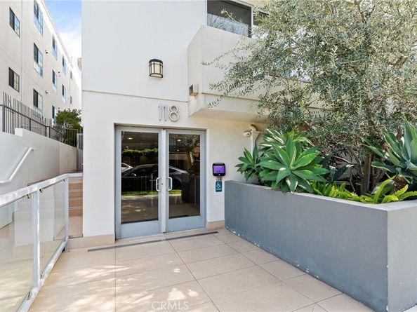 118 N Kings Rd 201, Los Angeles CA 90048