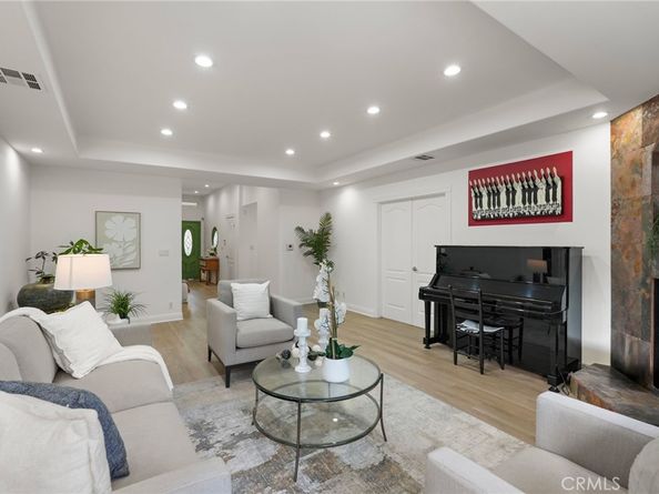 18760 Wells, Tarzana CA 91356